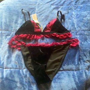 Black Velvet/Red Lace Lingerie Set Sz 6, 34C